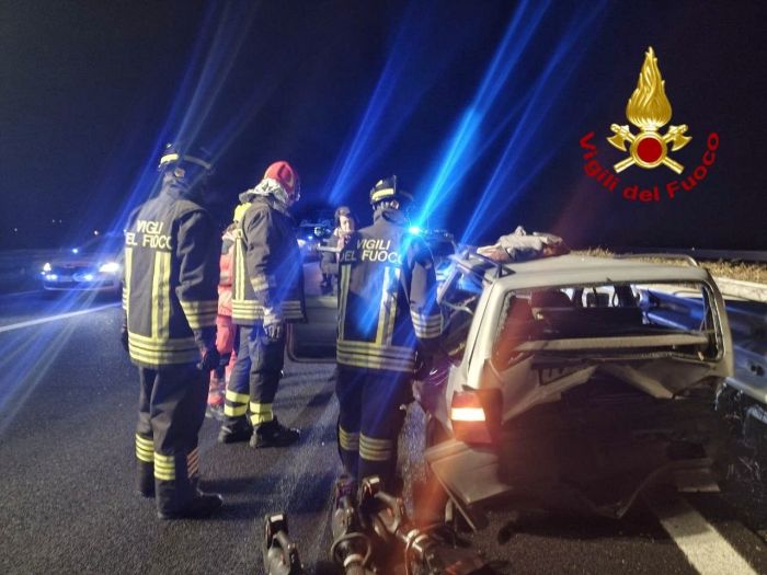 Fvg, scontro serale tra due auto in A28: 5 persone coinvolte 