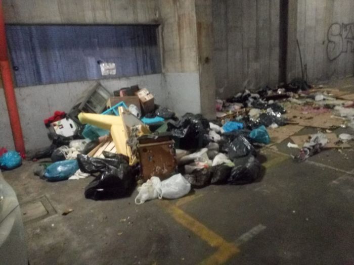 Ater, la pulizia a Valmaura dura solo una notte: sporcaccioni tornano subito in azione 