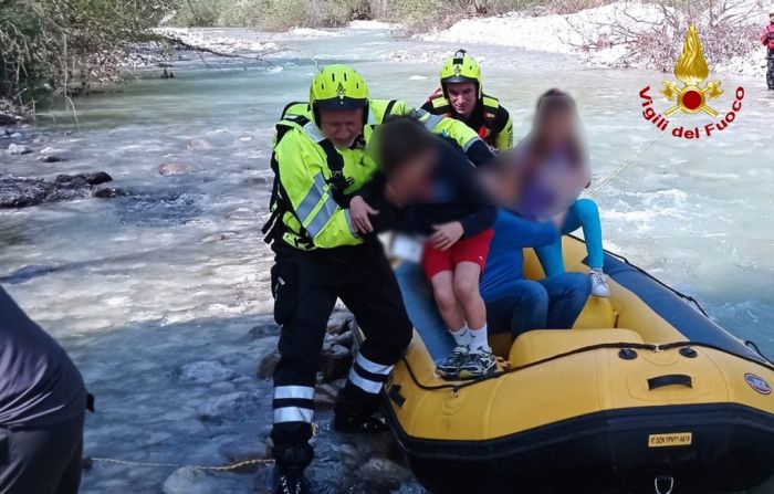 Scolaresca di bimbi di 7 anni bloccati nel greto del fiume: tutti salvati dai sommozzatori! 