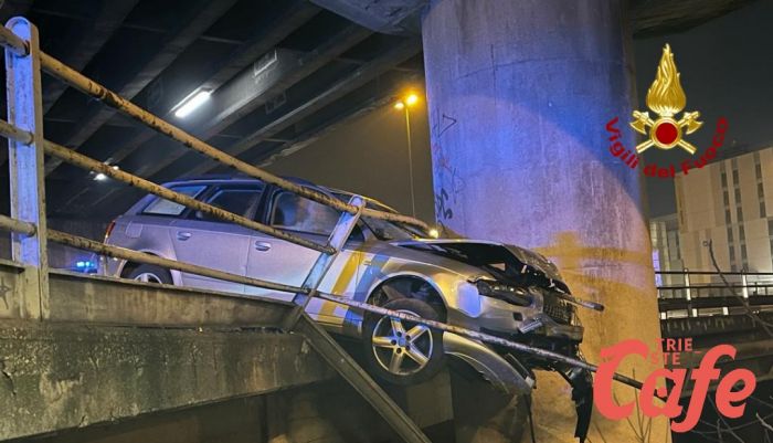 Mestre, auto rimane in bilico sul cavalcavia 