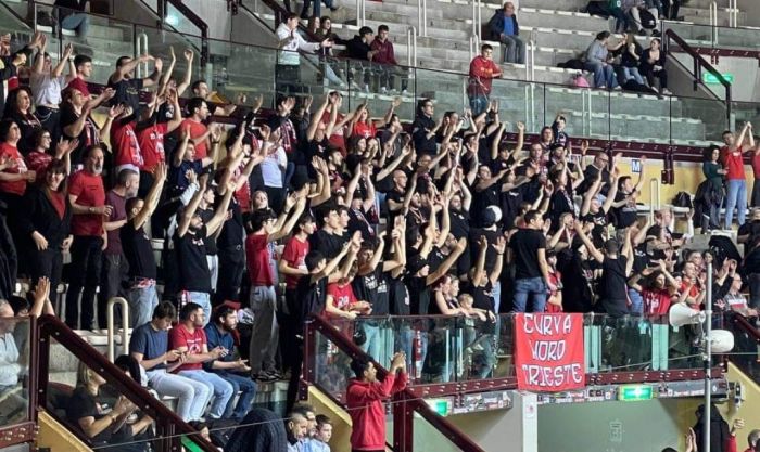 Curva Nord: 'Ruota di un camion ha colpito nostro minivan. 1000 euro di danni, aiutateci' 