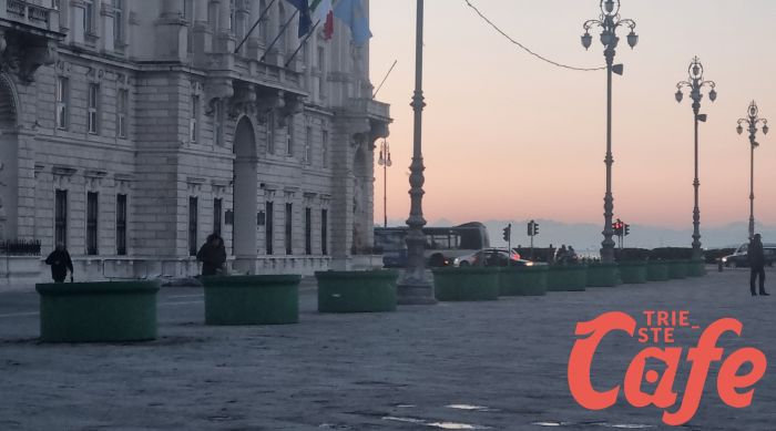 Piazza Unità, in corso di disinstallazione le splendide decorazioni natalizie