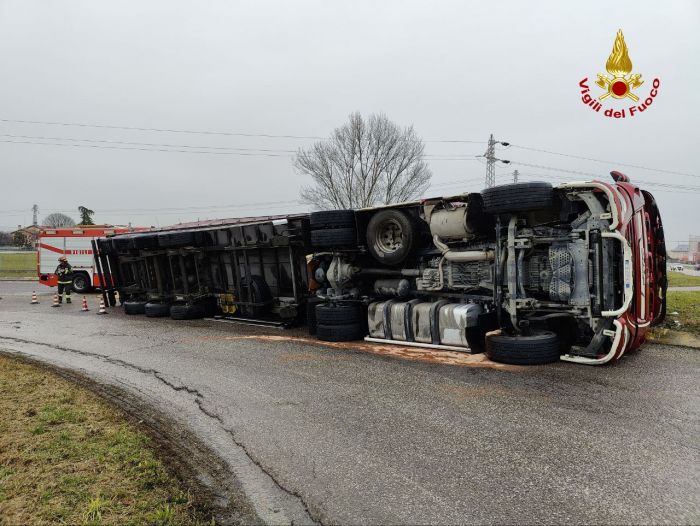Autoarticolato si rovescia a Castelfranco Veneto, ferito il camionista 