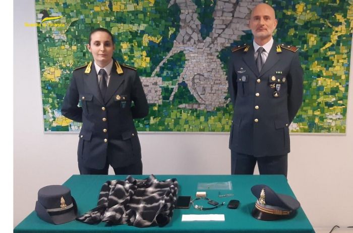Partecipano ai quiz per la patente con microcamera e auricolare. denunciati due stranieri.