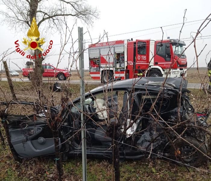Fvg, perde il controllo dell'auto rimanendovi incarcerato all'interno 