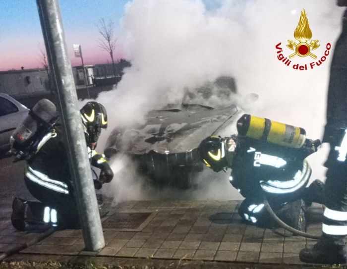 Auto prende fuoco di primo mattino in Fvg, Vigili del fuoco sul posto (VIDEO)