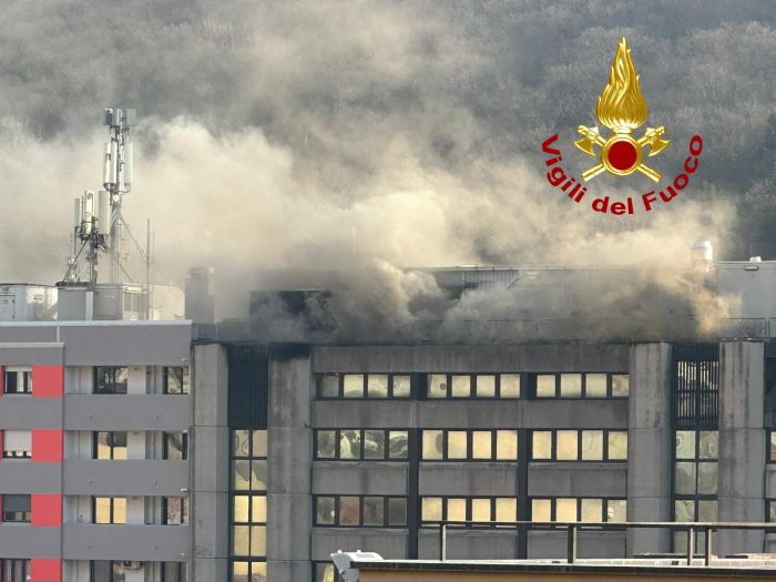 Incendio in via Giulia, colonna di fumo ben visibile attorno 