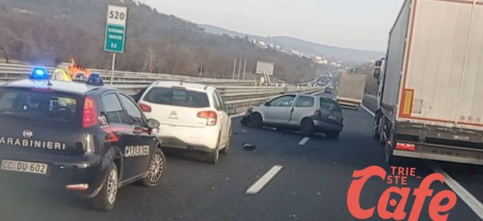 Raccordo autostradale altezza Duino, perde il controllo dell'auto e si schianta contro il guardrail 