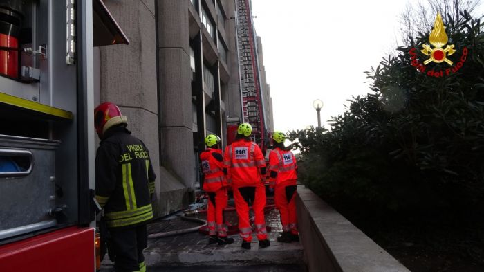 Incendio in uno stabile di via Giulia, intervento in corso da 5 ore