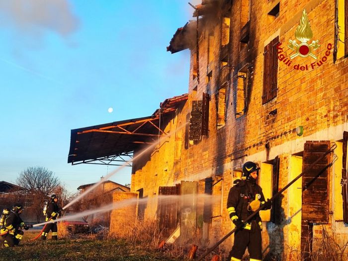Incendio in una casa disabitata in Fvg, solo bombole di gas 