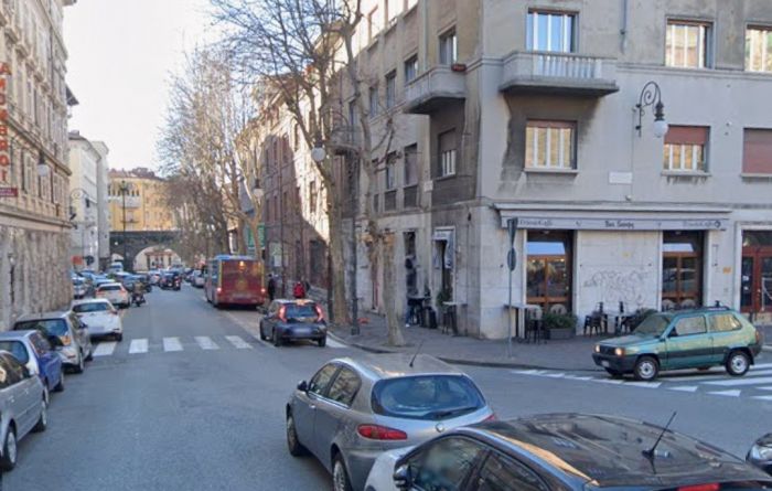 Tentato furto notturno a Roiano, due incappucciati cercano di entrare in un appartamento