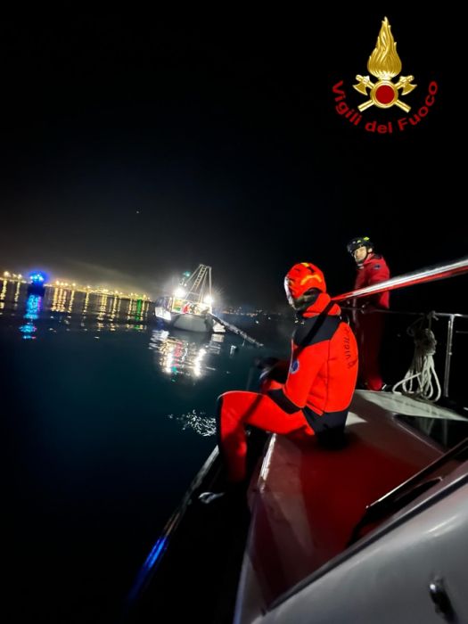Soccorso peschereccio che recuperando la rete ha issato a bordo un tronco di circa 15 metri