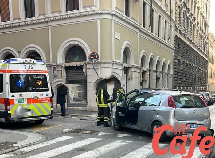 Mancata precedenza incrocio via Vasari/Parini: incidente tra due auto 