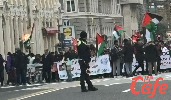 In duecento per manifestazione pro-Palestina nel centro di Trieste