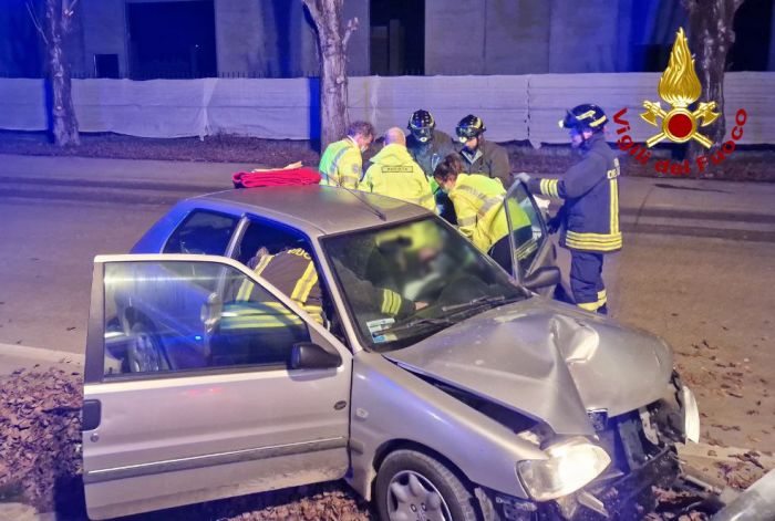 Castelfranco Veneto, auto si schianta contro un palo: ferito conducente 