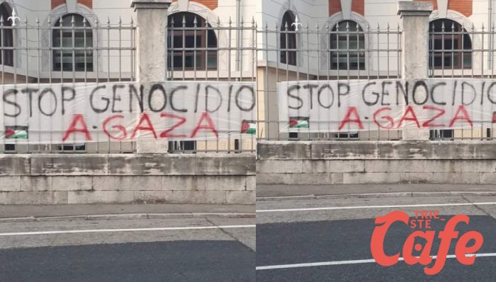  'Stop genocidio a Gaza', doppio striscione in centro a Trieste 