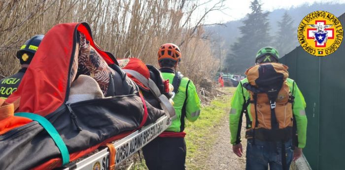 In gita ai Laghetti delle Noghere cade fratturandosi arto inferiore 