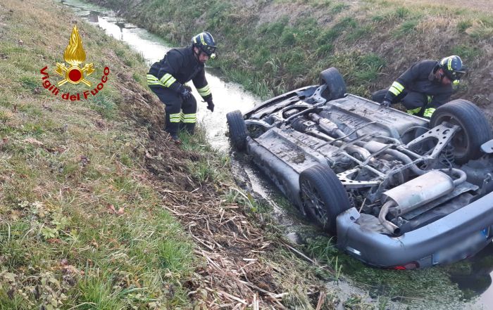 Tragedia in Veneto, auto rovesciata in un canale di scolo: morta una donna 