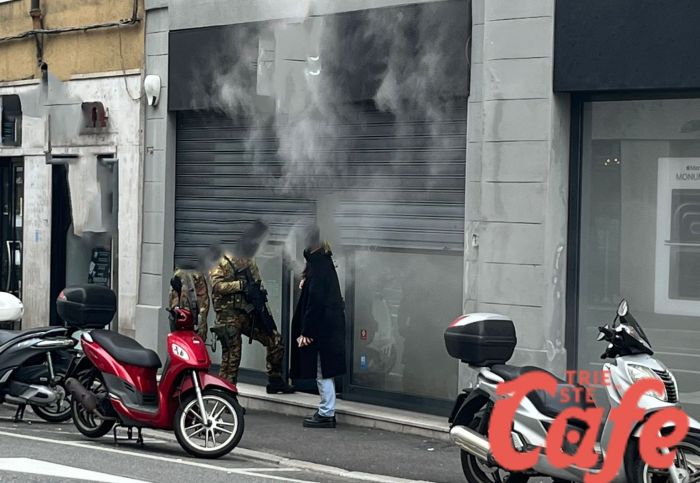 Corso Italia, fumo da un negozio: esercito sul posto 
