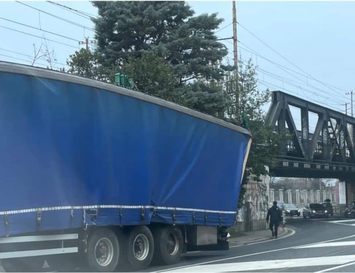 Camion si incastra nel cavalcavia di Barcola 