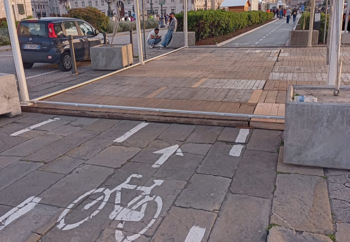 Pd: 'Ciclabile sulle Rive, troppo poca attenzione: interrotta anche da un gazebo' 