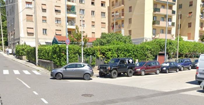Shock all'alba in via Benussi, anziana rapinata e presa a pugni: soccorsa da Guardia giurata 