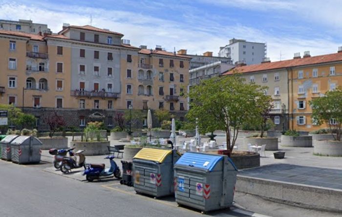 Scontro tra bande in pieno giorno in piazza Perugino: usati anche paletti stradali