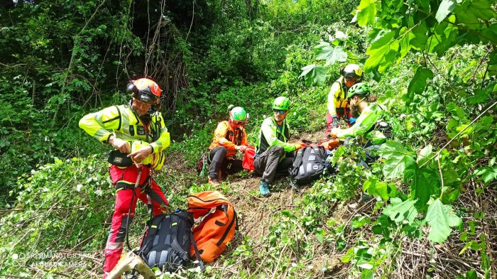 Ribaltamento di uno scavatore in Fvg: soccorso il conducente