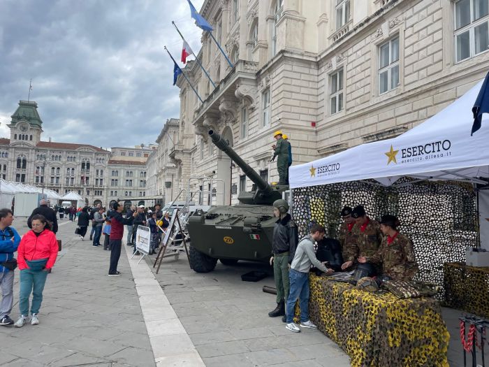 Mezzi dell'esercito in bella mostra in piazza Unità, entusiasmo tra triestini e croceristi! 