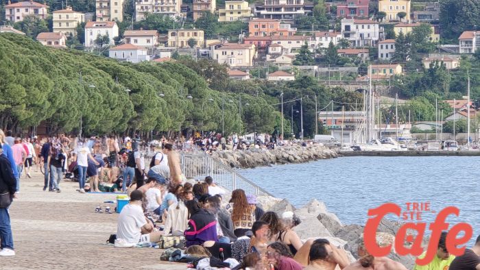 Ultimo giorno di maxi ponte con buona affluenza a Barcola, pochi quelli in costume