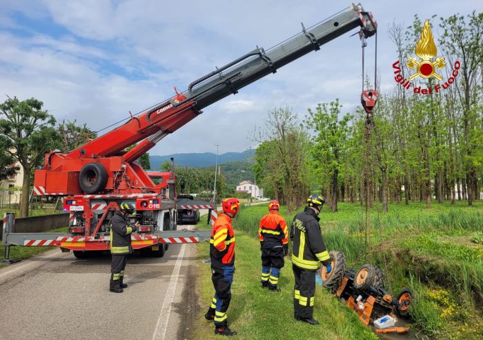 Tragedia in Veneto, si rovescia con il trattore: morto il conducente 