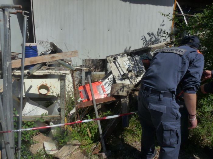 Guardia costiera sequestra  oltre 300 metri cubi di depositi incontrollati di rifiuti