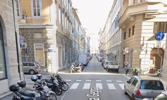 Maxi rissa tra stranieri in via Geppa in pieno giorno: 15 coinvolti, ferito all'ospedale 