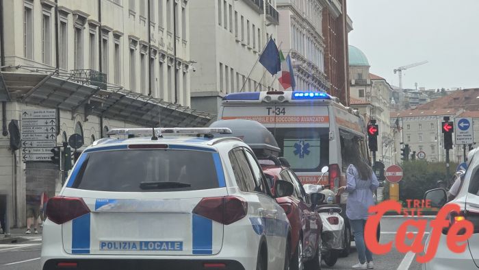 Corso Cavour, scontro auto-scooter: scooterista a Cattinara 