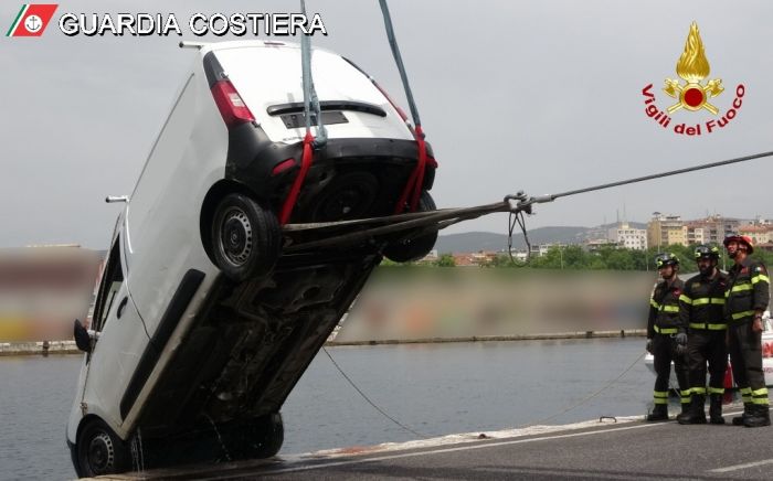 Furgone finisce in mare nel Porto di Trieste, dentro non c'era nessuno (VIDEO) 