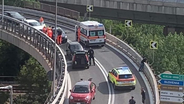 Imbocca contromano lo svincolo a Valmaura e si schianta 