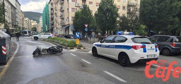 Piazza Volontari Giuliani, si schianta contro un palo con la Vespa e muore: GLI AGGIORNAMENTI