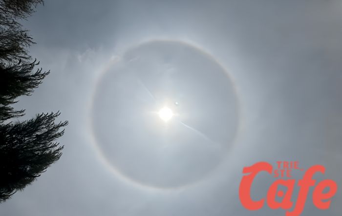 Barcola, curioso effetto di nuvola a cerchio attorno al sole (VIDEO) 