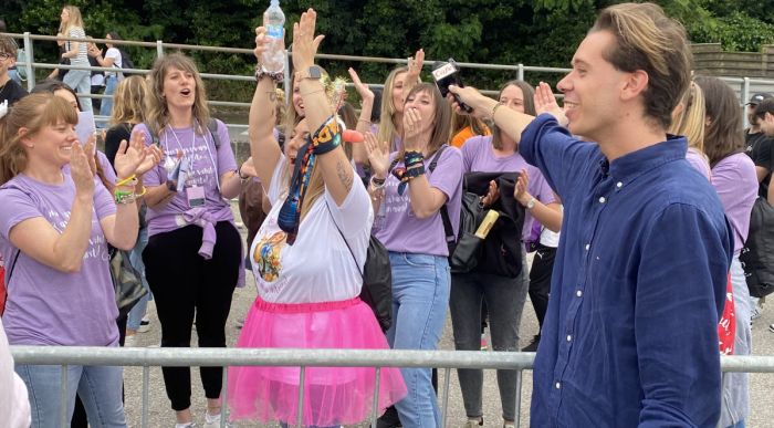 Ultimo mania!!! Anche un addio al nubilato al concerto (VIDEO) 