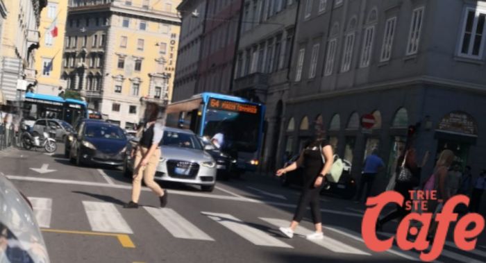 Via Ghega, scontro bus - auto corpo consolare: traffico in tilt 