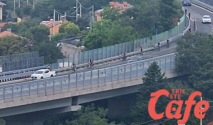 Gruppo di ciclisti "kamikaze" percorrono l'ex GVT noncuranti della propri incolumità (e dei divieti..) (FOTO)