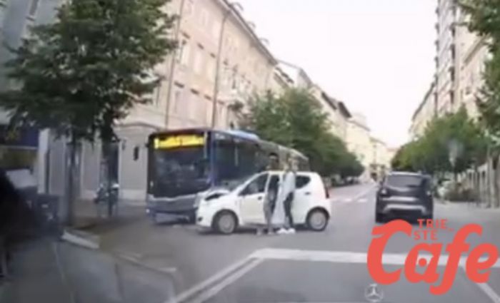 Via Battisti/Palestrina, scontro mattutino bus - auto 