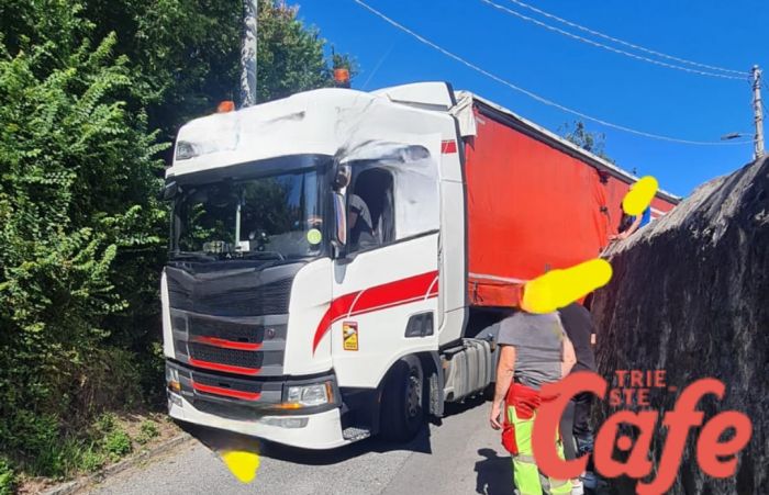 Autoarticolato si incastra a Campanelle 