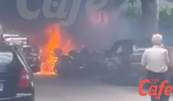 Via Gramsci, incendio ad uno scooter: colonna di fumo in zona (VIDEO)