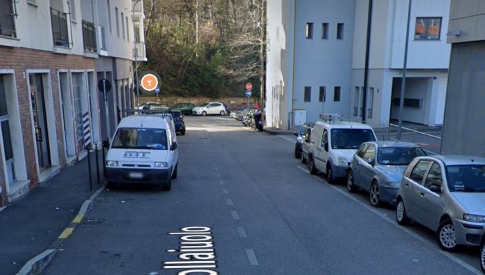 Ruba una fiammante Mercedes e la parcheggia in divieto di sosta in via Pollaiuolo