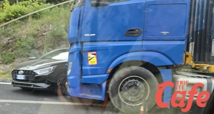 Svincolo Trebiciano, scontro auto-camion: traffico in tilt