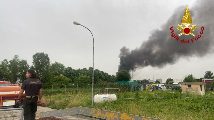 Incendio in un capannone a Ronchi, colonna di fumo visibile da lontano (VIDEO) 