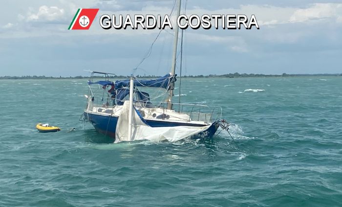 Barca disalberata, la Guardia Costiera di Trieste soccorre tre persone a Punta Sdobba