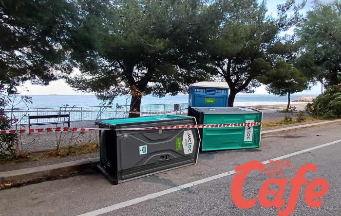 Raffiche di bora a Trieste, wc chimici a Barcola KO dopo 24 ore 