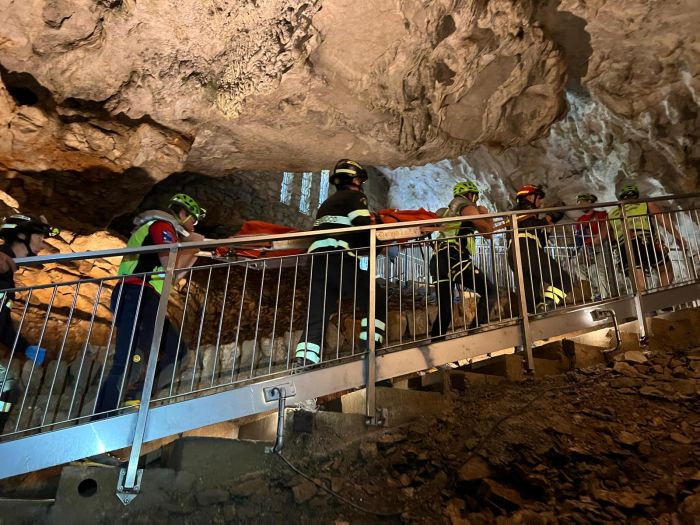 77enne si sente male all'interno della Grotta Gigante 